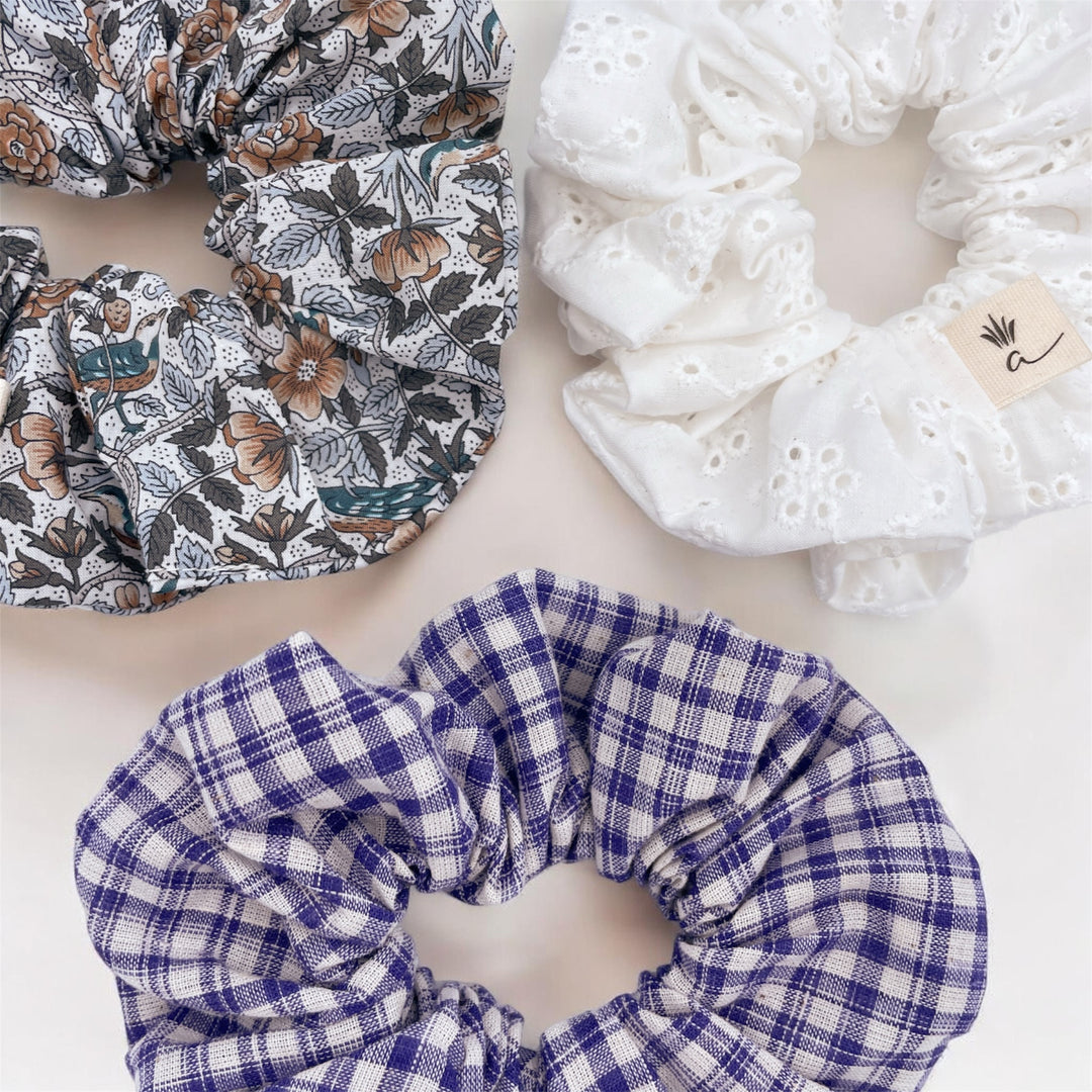 Scrunchie - White Embroidery